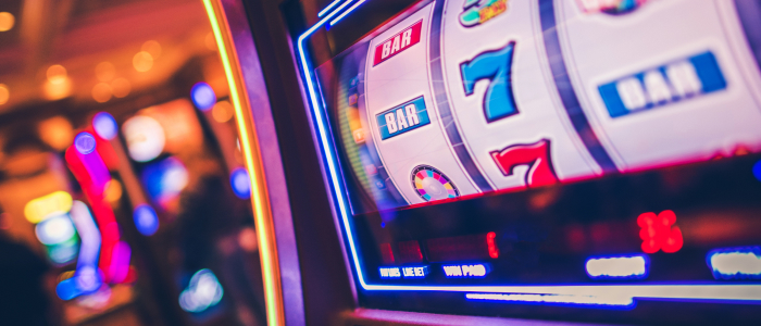 Neue Regeln für Online Slots und Offline-Glücksspiele: Gemeinsamkeiten & Unterschiede